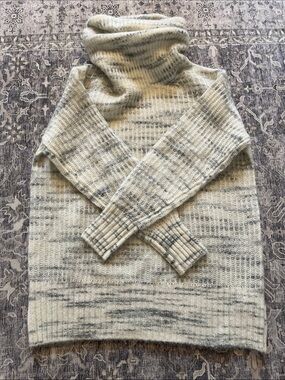 Everlane Women's Marled Cream and Gray Turtleneck Sweater